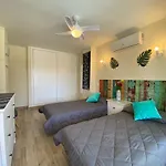 Modern 1 Bedroom Seaside With Pool アパート *